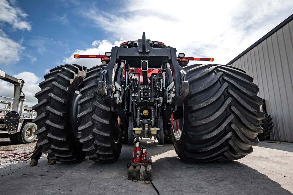 Comparison of a low sidewall LSW wheel setup and traditional dual wheels on agricultural tractors